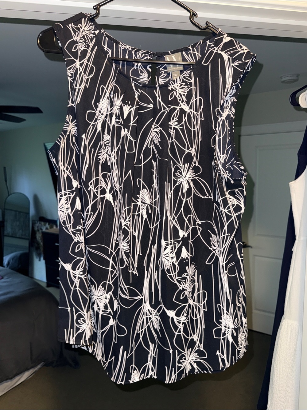 Sleeveless Black & White Floral Print Women's Top